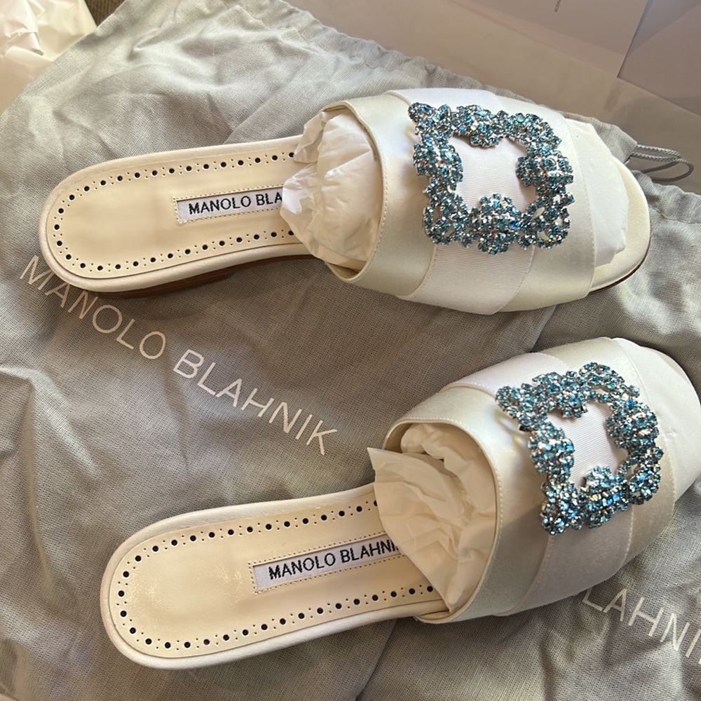 NWT✨ Manolo Blahnik Satin Slides ✨
